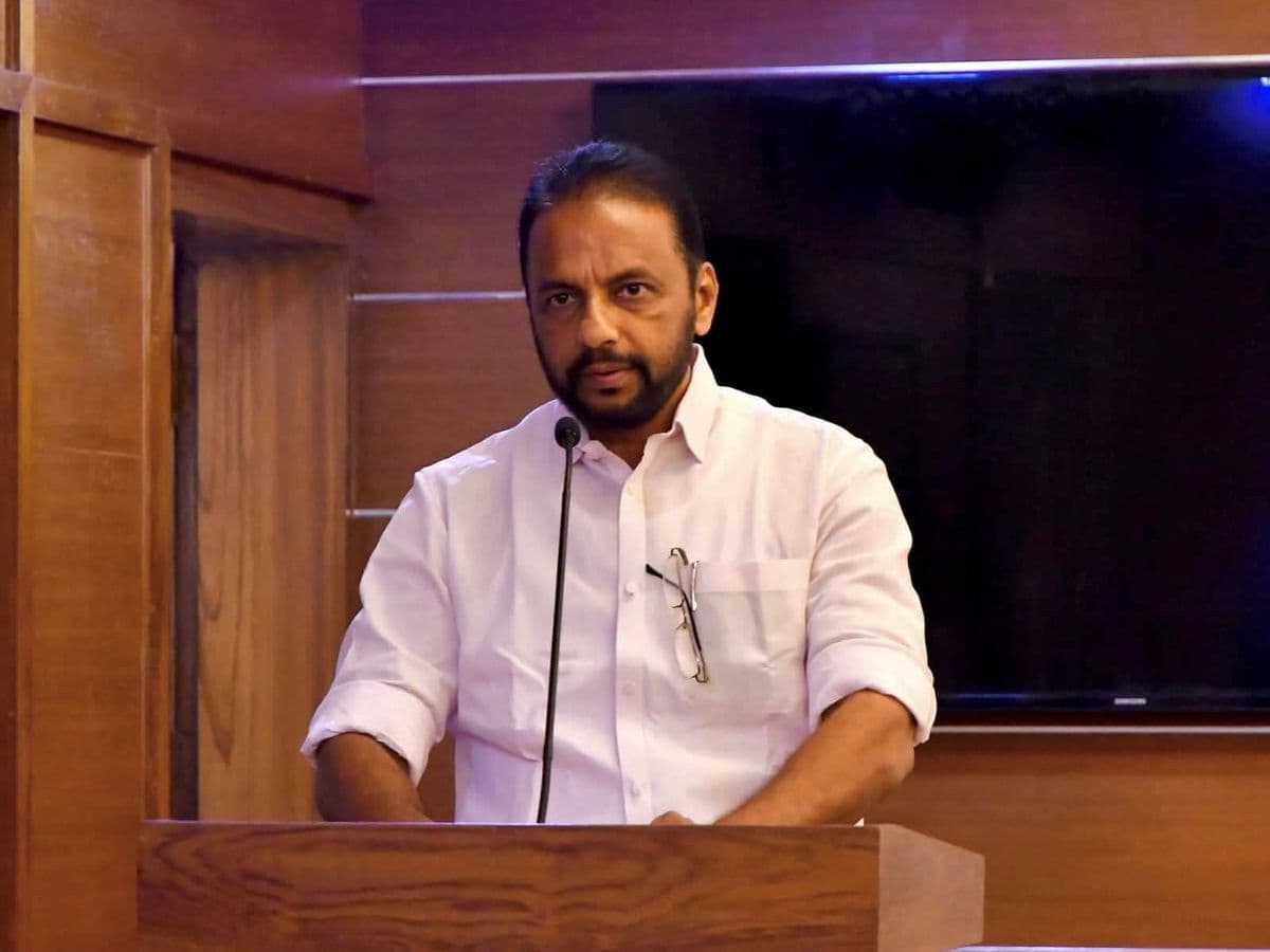 ജനങ്ങളുടെ പണം കൊണ്ട് ഉണ്ടാക്കുന്ന പദ്ധതികൾക്ക് ആരുടെ പേരാണ് വെയ്ക്കേണ്ടത്?
