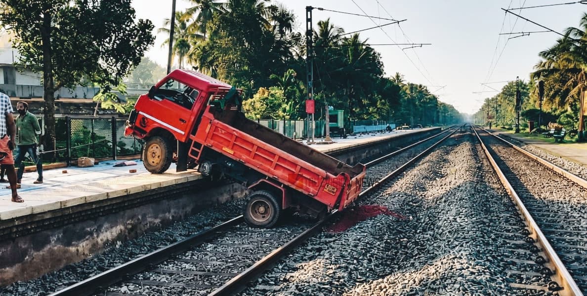 മുക്കാളിയിൽ ട്രാക്കിലേക്ക് ലോറി മറിഞ്ഞു; ട്രെയിനുകൾ വൈകി ഓടുന്നു