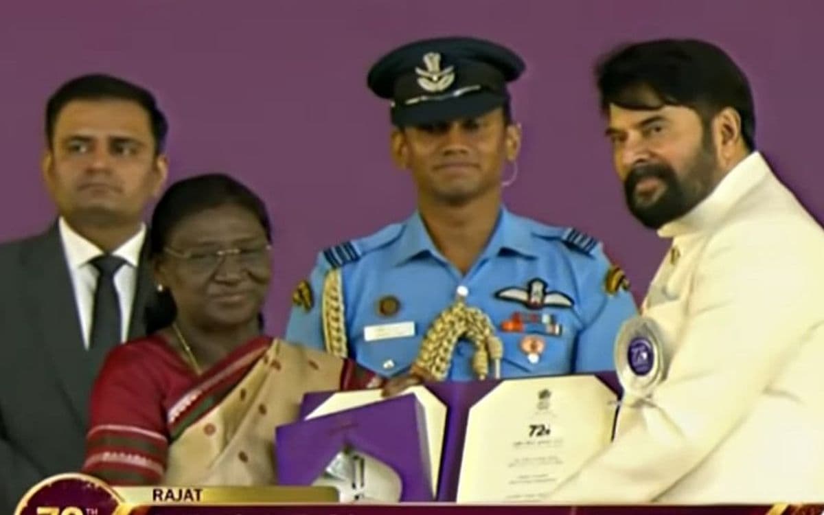 മലയാളികളുടെ പ്രിയപ്പെട്ട മമ്മൂട്ടി; മികച്ച നടനുള്ള ദേശീയ പുരസ്കാരം ഏറ്റുവാങ്ങി