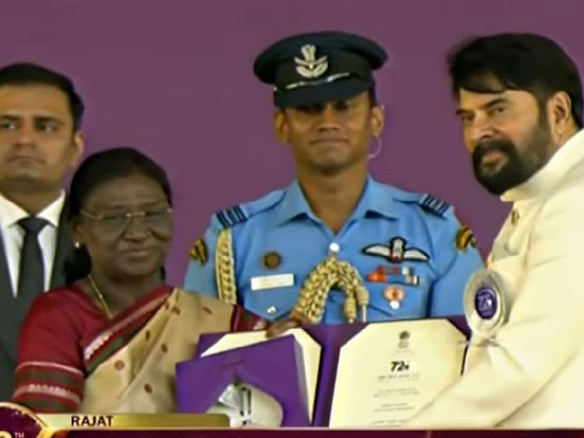 മലയാളികളുടെ പ്രിയപ്പെട്ട മമ്മൂട്ടി; മികച്ച നടനുള്ള ദേശീയ പുരസ്കാരം ഏറ്റുവാങ്ങി